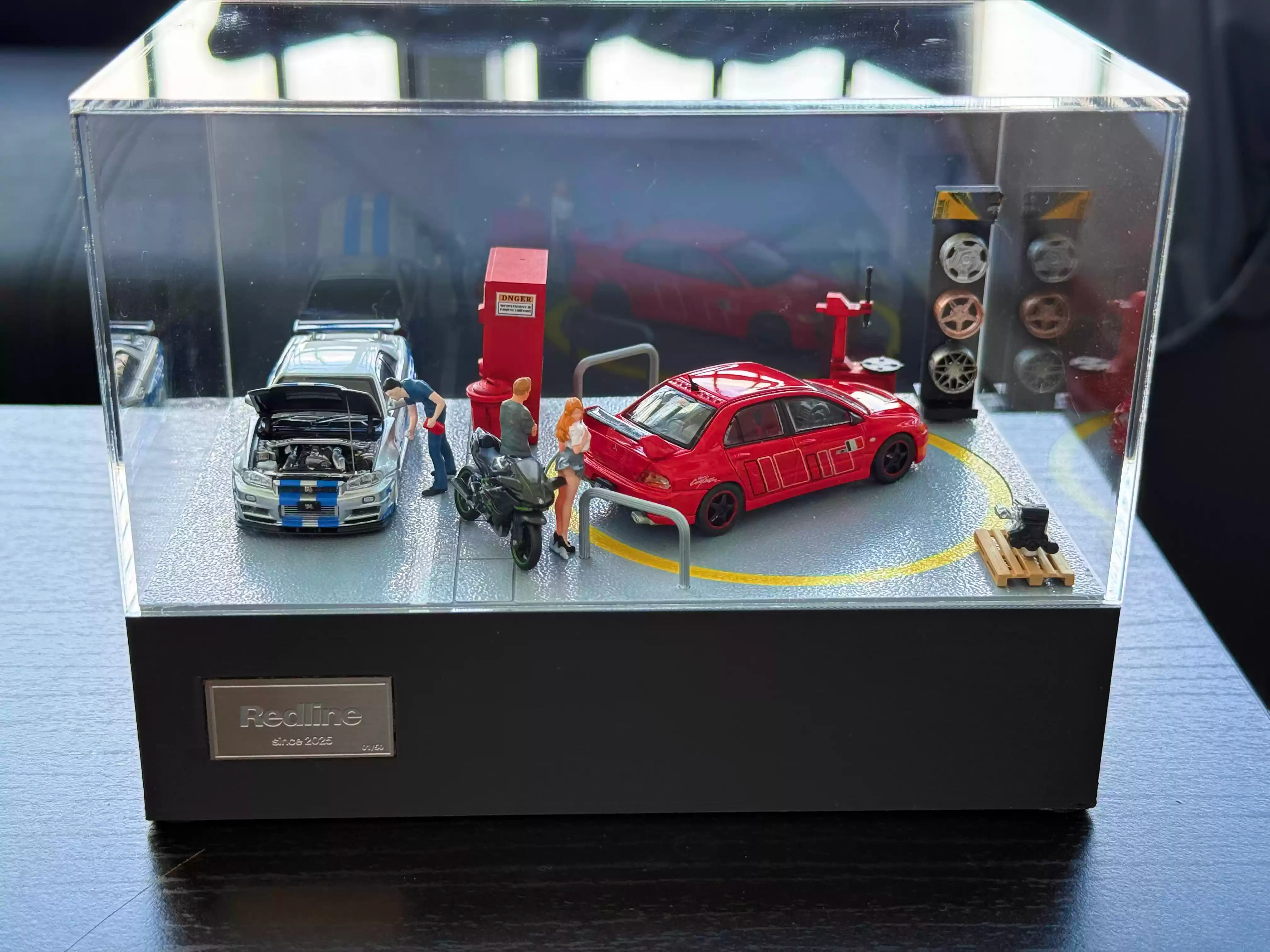 Diecast car rotating parking lot scene model for 1:64 car - Image 4